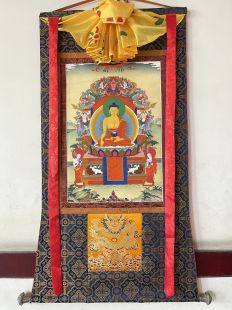 Assorted 〝Sakyamuni Buddha〝 thanka with brocade